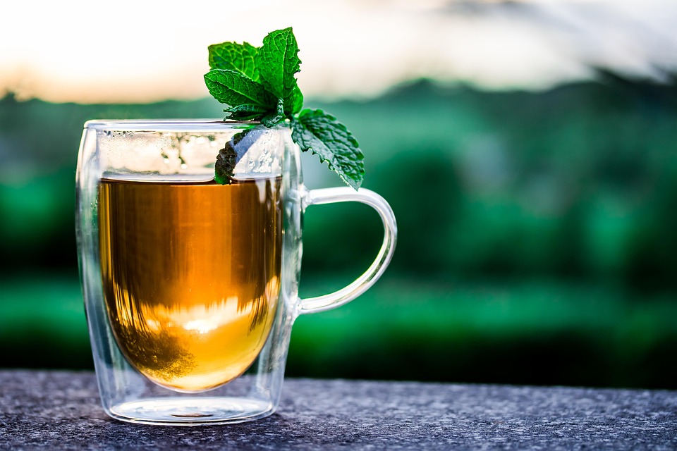 Pudina tea in a cup showing the health benefits of pudina for digestion and IBS relief