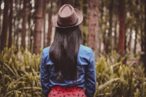 A girl with shiny, healthy hair benefiting from foods for healthy hair.