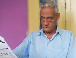 Elderly man reading newspaper after experiencing improved eye health through natural supplements